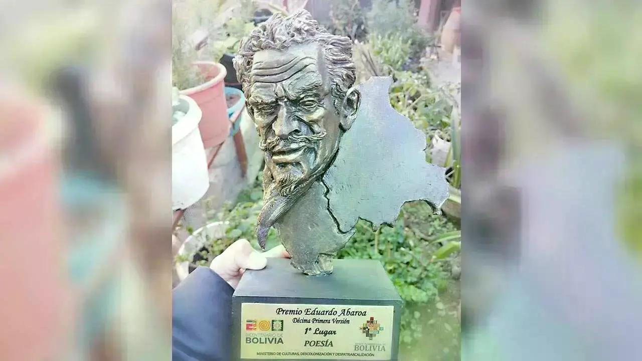 Estatuilla de una versión anterior de los Premios Eduardo Abaroa.