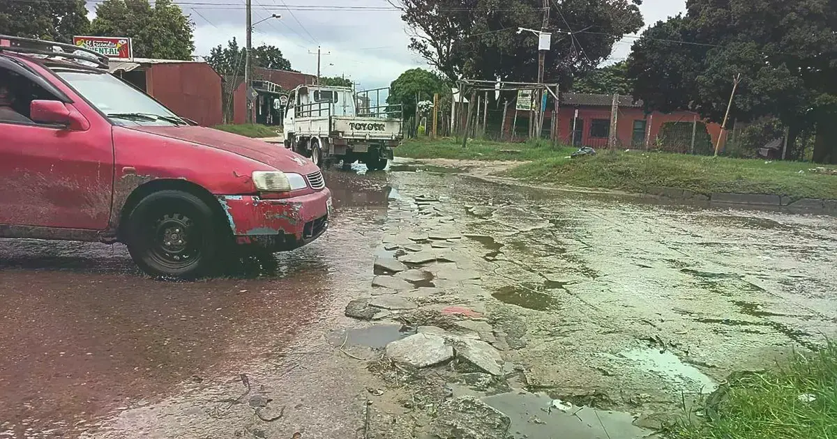 Tramo de avenida sin conectar con el pavimento antiguo, formando barriales.