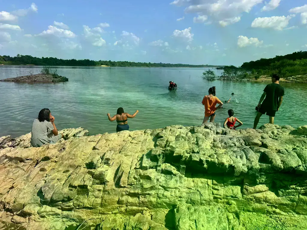 Pescadores en las Rocas de Lourenção, en el río Tocantins, Amazonas.