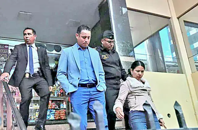 El vicepresidente Edmand Lara y su esposa Diana Romero, al dejar las oficinas del TCP.