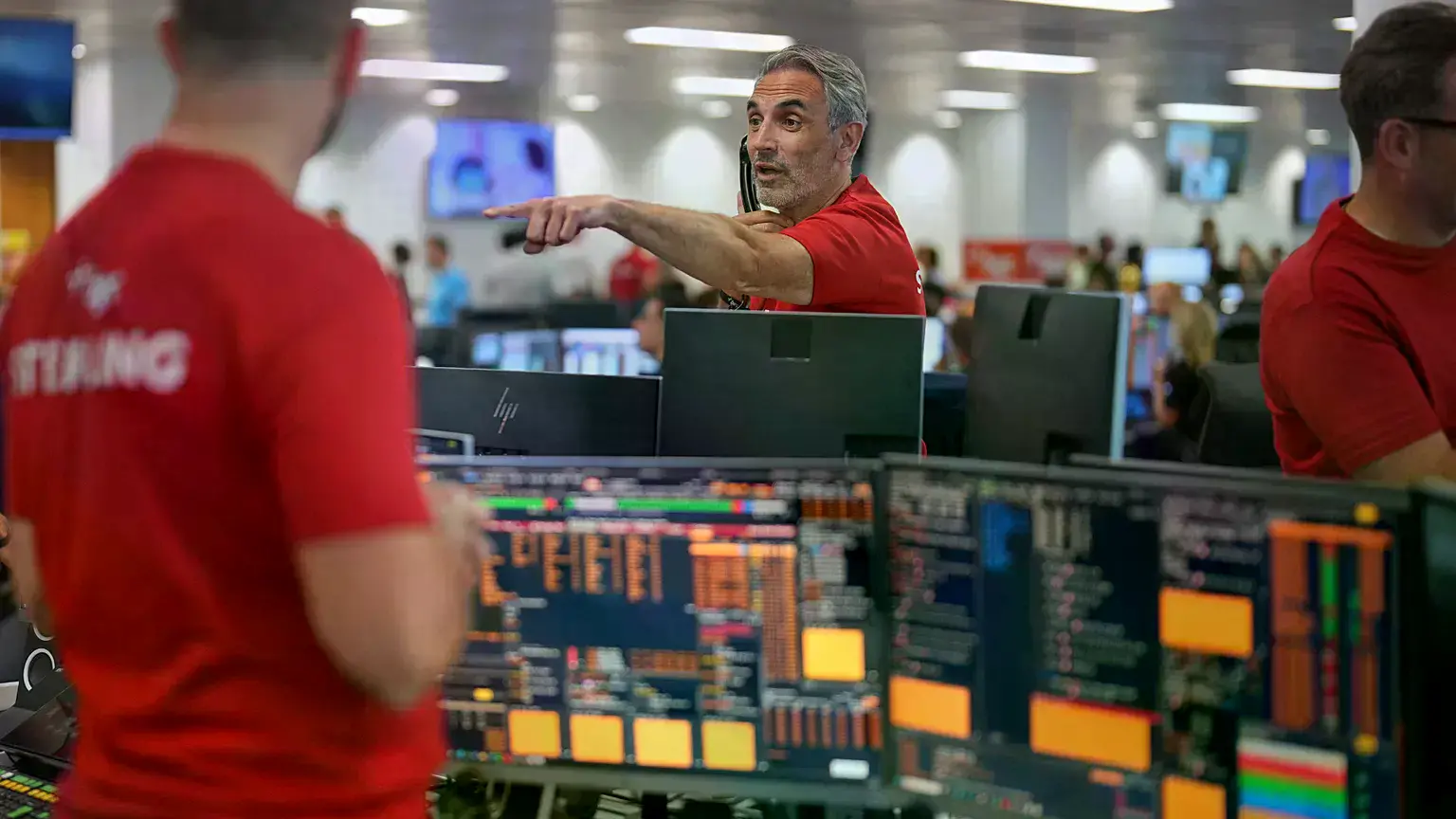 Corredores trabajan en la sala de operaciones de BGC Group en Londres, septiembre de 2025.