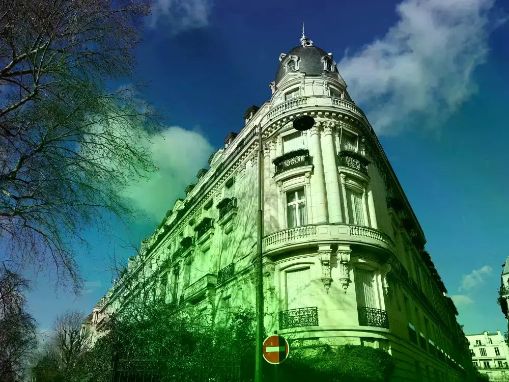 El exterior del edificio en la Avenue Foch donde vivía Epstein en París.