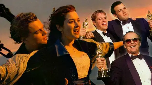 James Cameron celebra su premio al mejor director por 'Titanic' en los Oscar de 1998.
