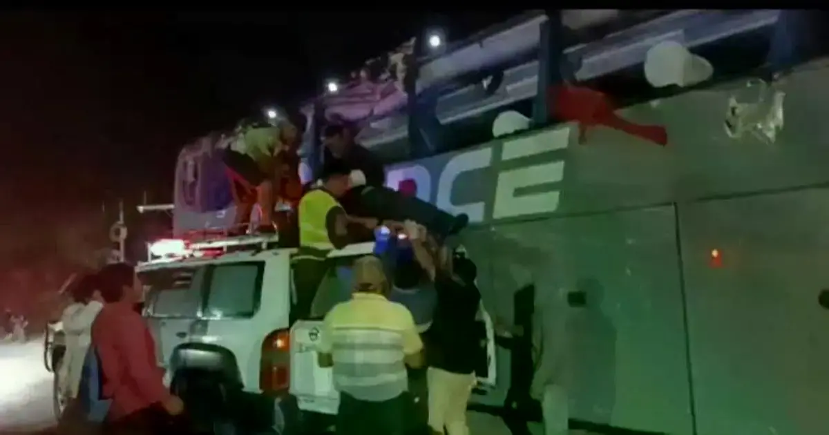 Las rocas terminaron en el interior del bus tras el derrumbe.