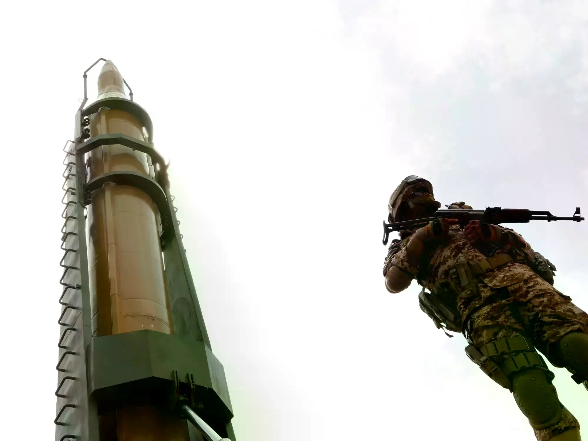 Un soldado iraní junto a un misil Shahab-3 en Teherán, Irán.