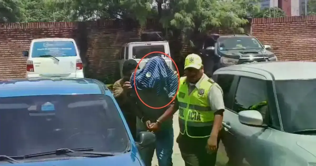 El conductor de micro es trasladado a su audiencia.