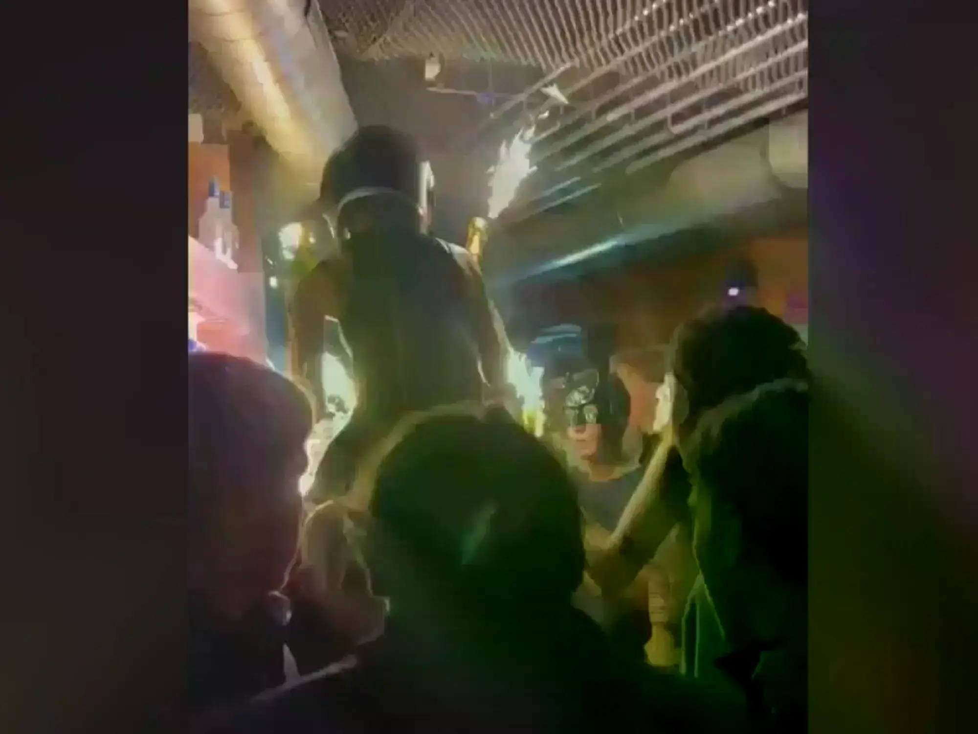 Fotograma del video que muestra el inicio del incendio en el bar Le Constellation.