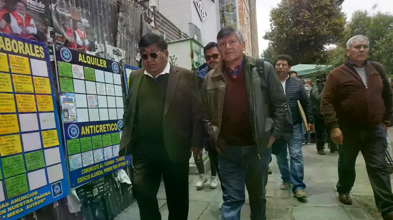 Dirigentes del transporte, tras retirarse del diálogo.