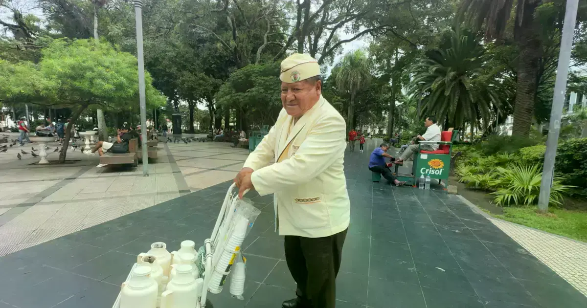 Gumersindo Ventura se prepara para repartir café en la Plaza 24 de Septiembre.