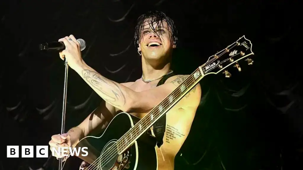 Yungblud actuando en un escenario.