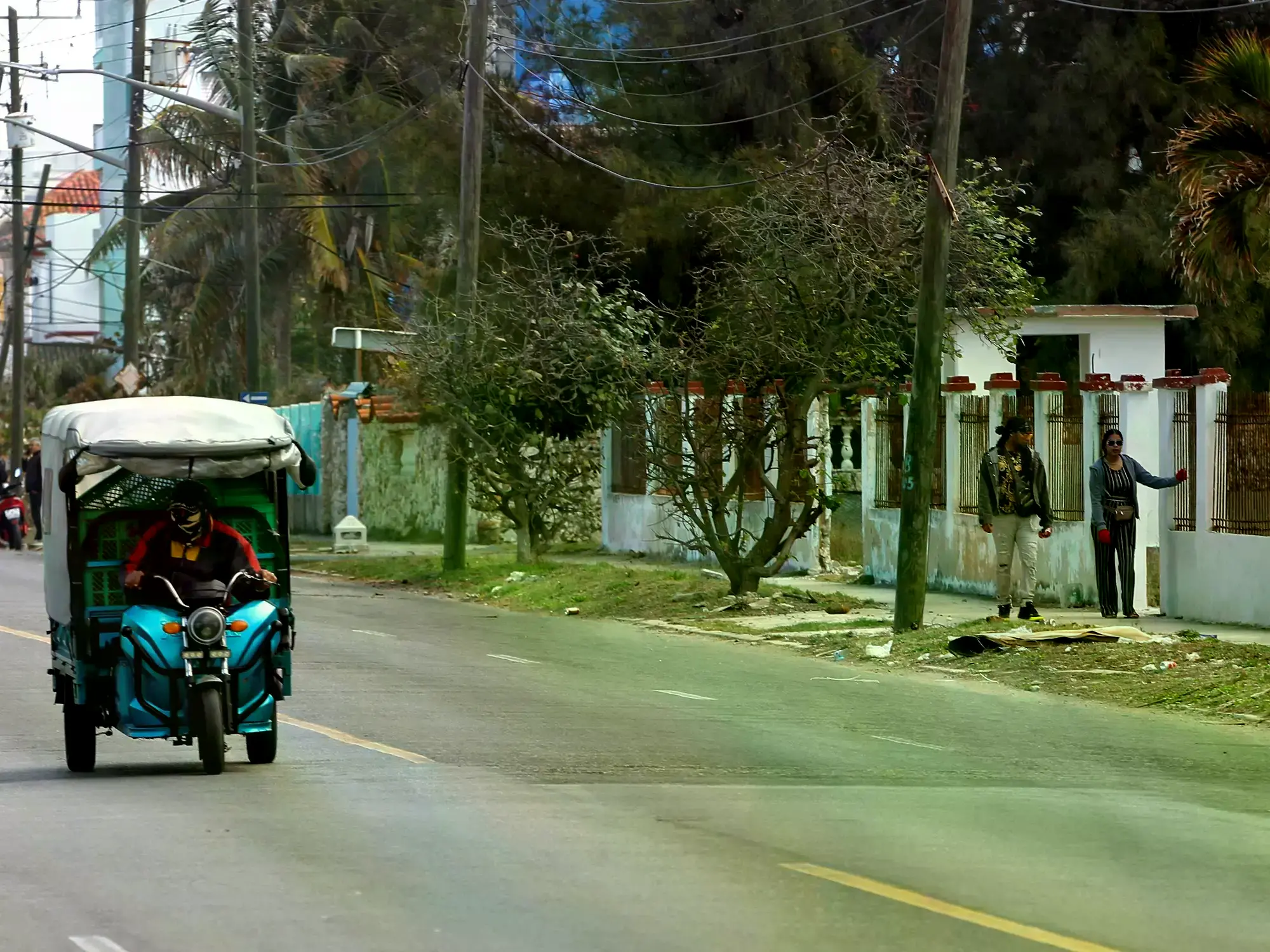 Una persona manejando un vehículo eléctrico por una calle en La Habana (Cuba).