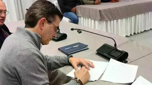 Rodrigo Paz firmando