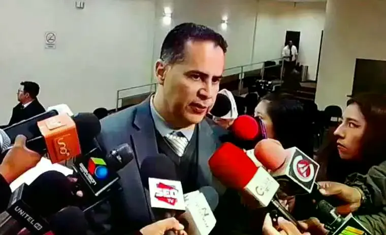 El gerente de Contrataciones de YPFB, Jorge Roca.