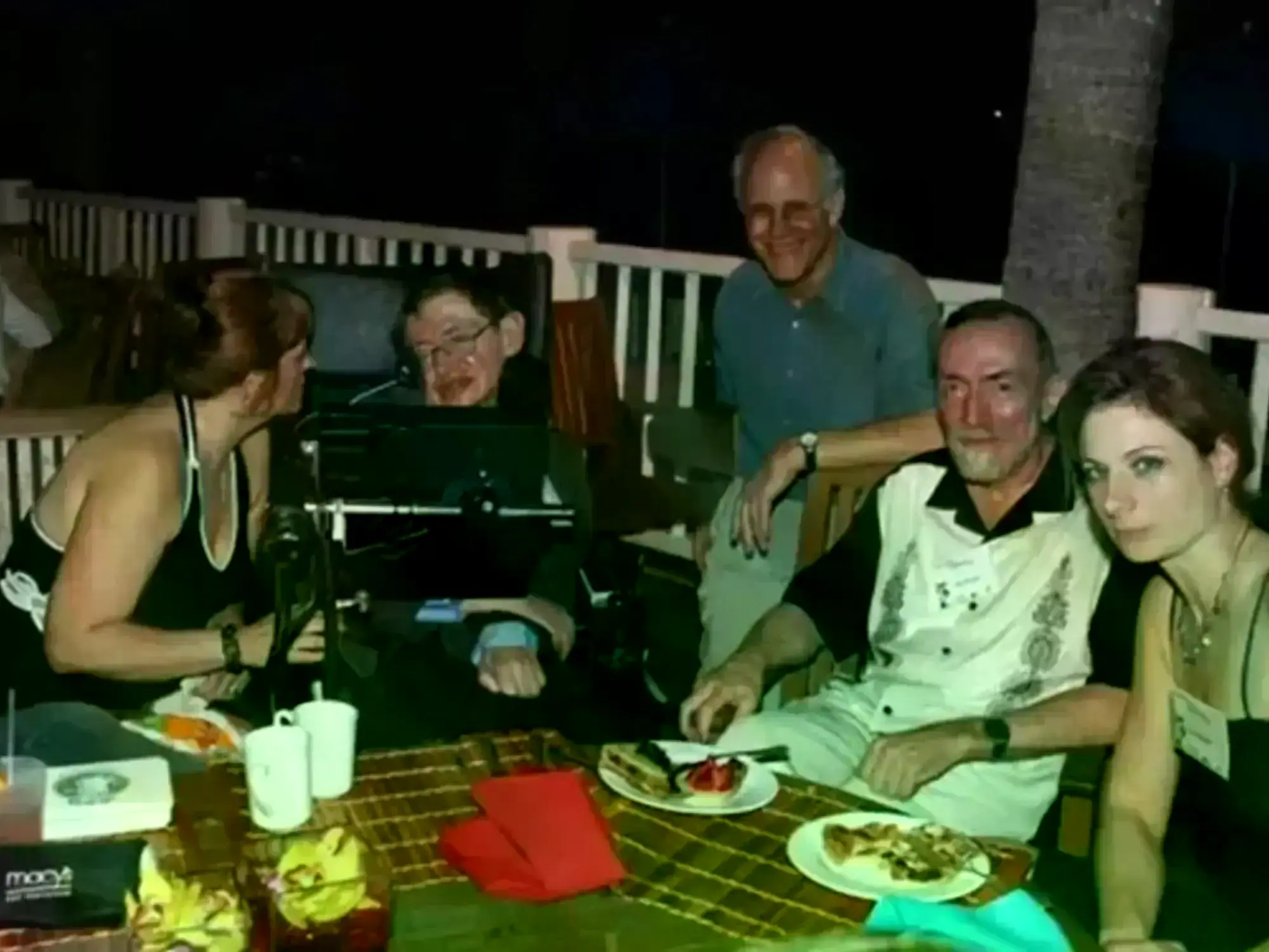 Stephen Hawking, junto a dos mujeres en bikini, en una imagen incluida en los papeles del caso Epstein.