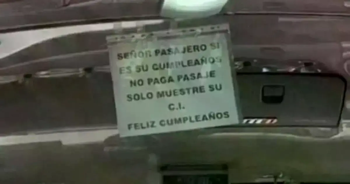 Letrero en un micro que anuncia viaje gratis para cumpleañeros.