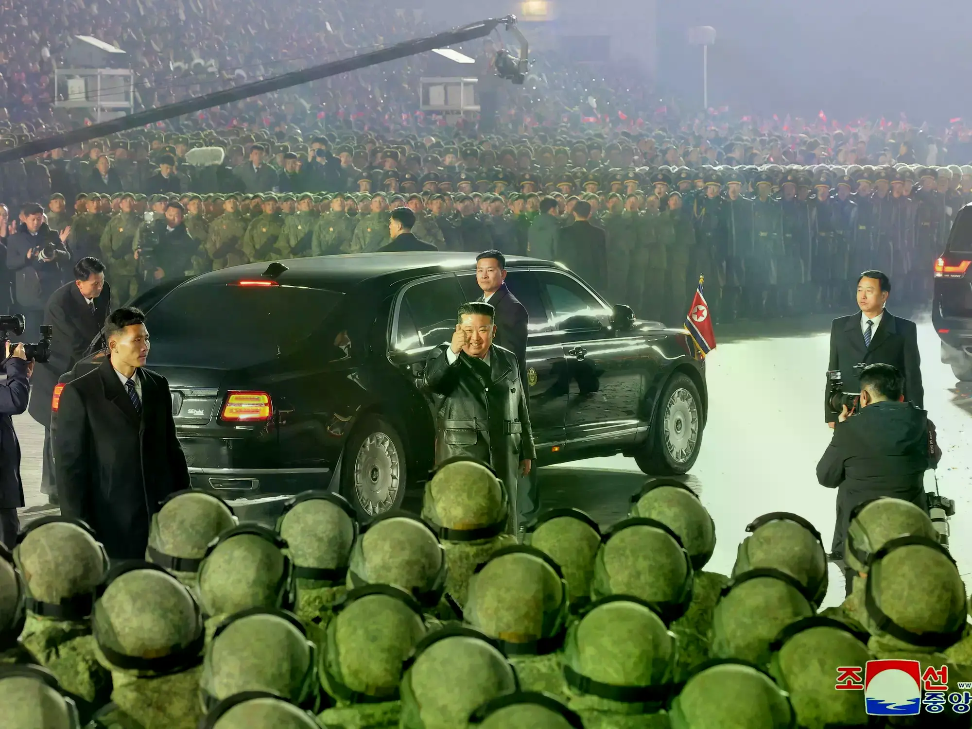 Kim Jong-un saluda a las tropas durante un desfile militar en Pyongyang.