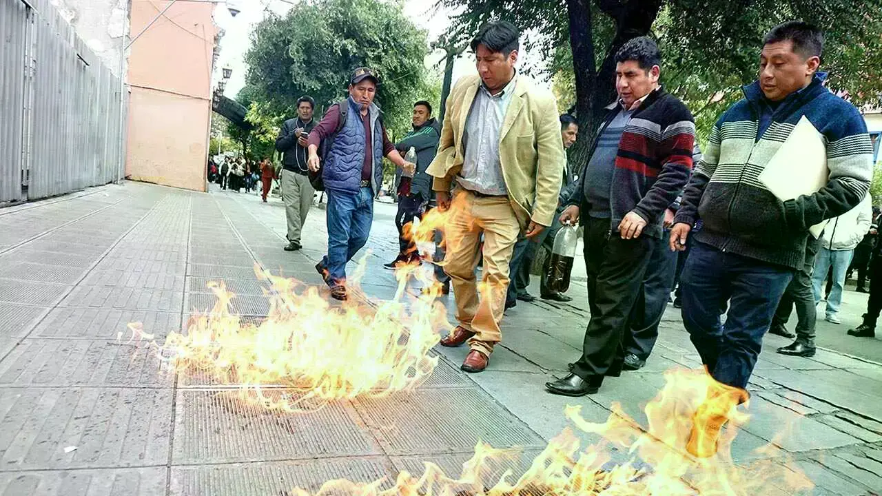 Choferes de transporte público protestan en La Paz, exigen soluciones al Gobierno.