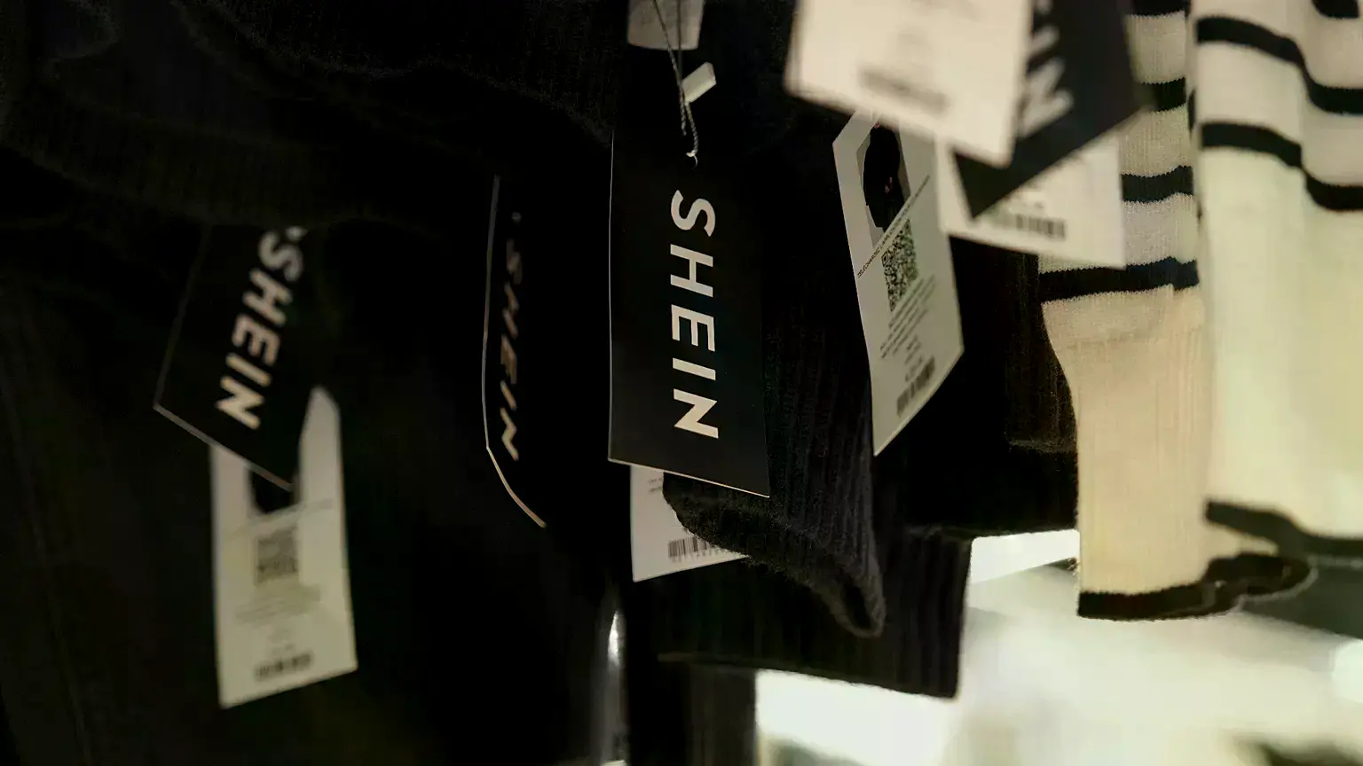 Ropa de Shein colgada en los grandes almacenes BHV en París.