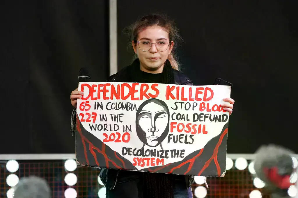 Activistas representan cadáveres en protesta por los asesinatos de líderes sociales en Medellín, Colombia (2019).
