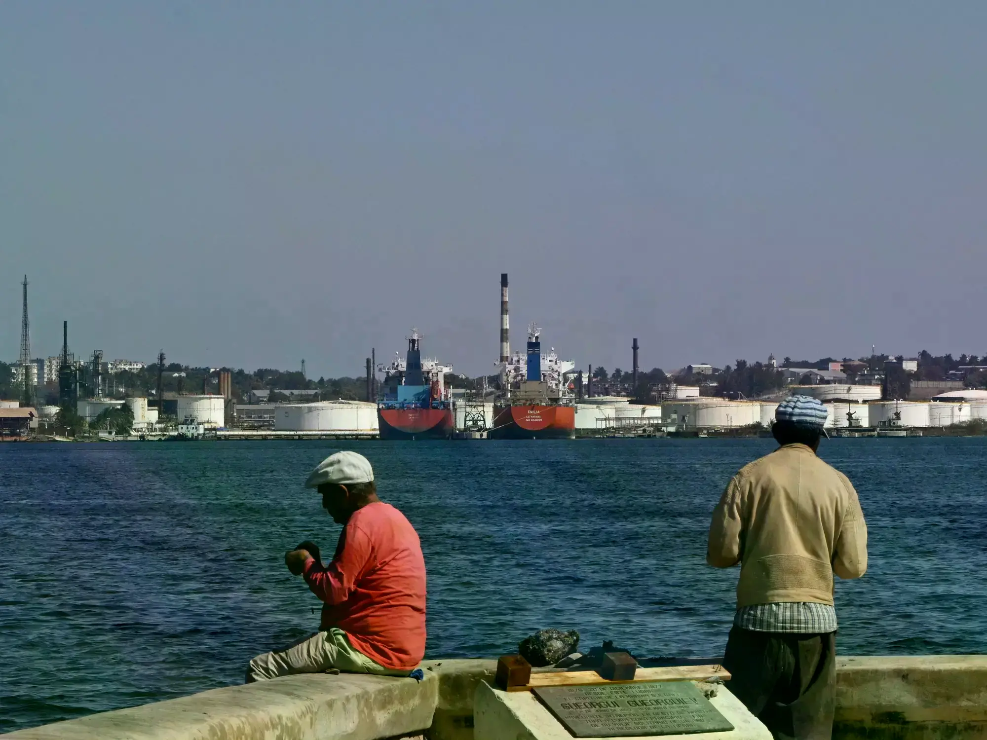 Un barco de la Guardia Costera cubana arrastra una embarcación que buscaba huir del país.
