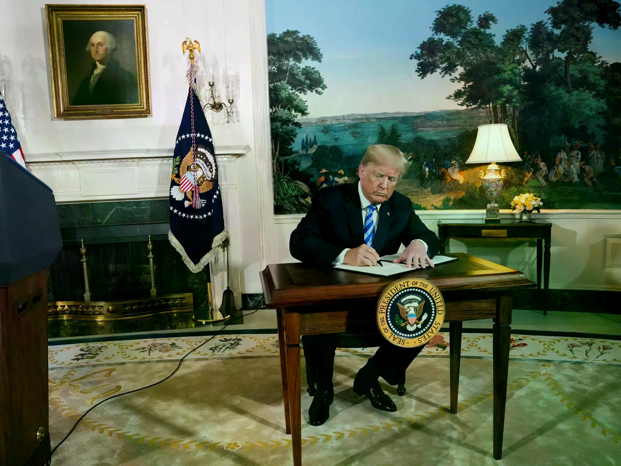 Trump firma la proclamación que retira a Estados Unidos del acuerdo nuclear con Irán en la Casa Blanca, en 2018.