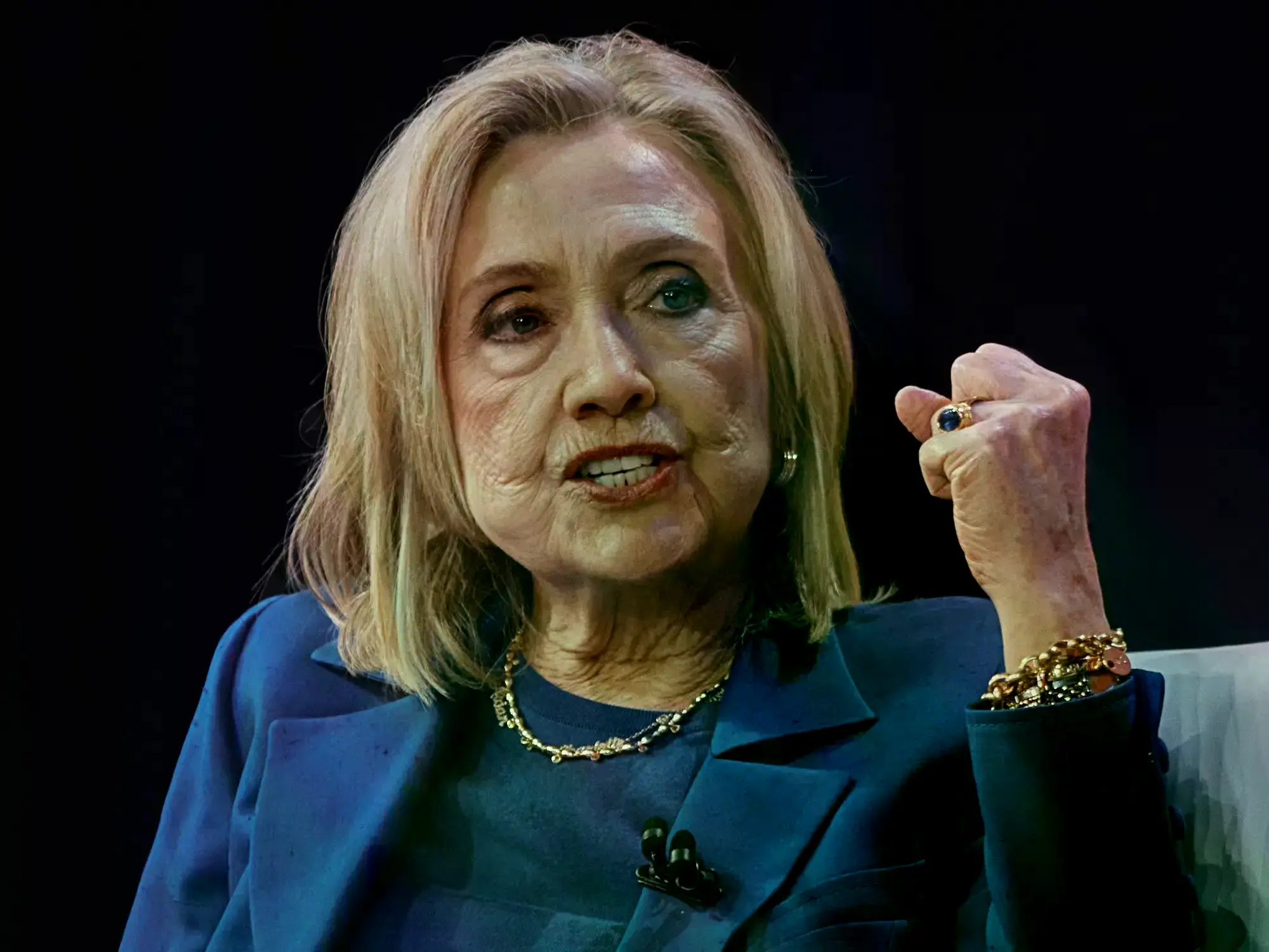 Hillary Clinton llega a Chappaqua para su declaración.