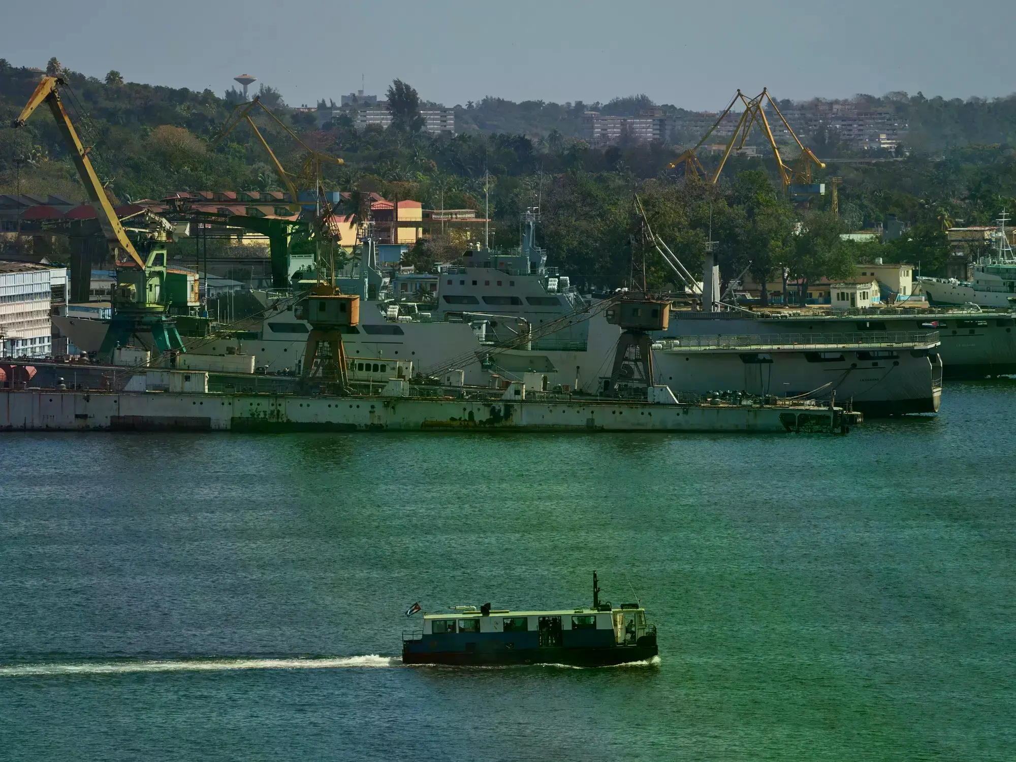 Un ferry cruza la bahía de La Habana.