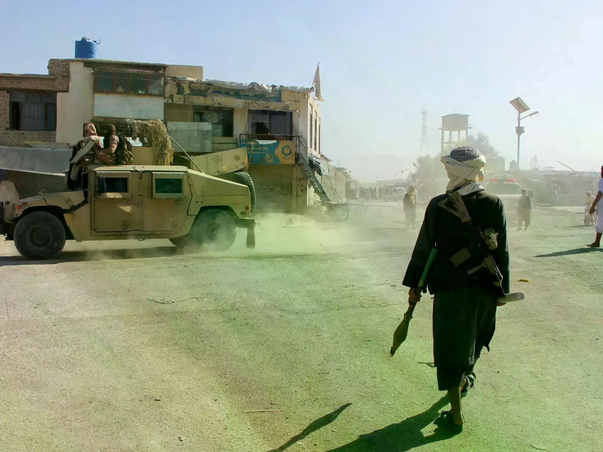 Combatientes talibanes afganos patrullan cerca de la frontera con Pakistán en Kandahar.