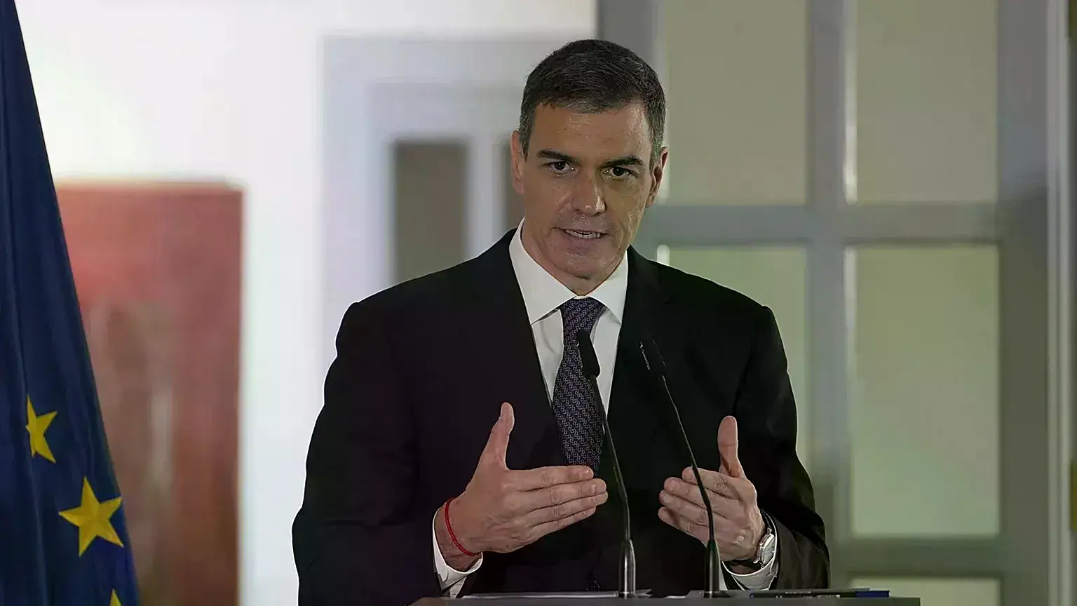 El presidente del Gobierno español, Pedro Sánchez, habla durante una conferencia de prensa en la Embajada de España en Pekín,
