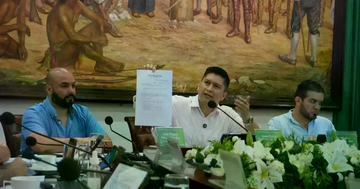 Juan Carlos Medrano (centro) preside el Concejo de la capital cruceña.