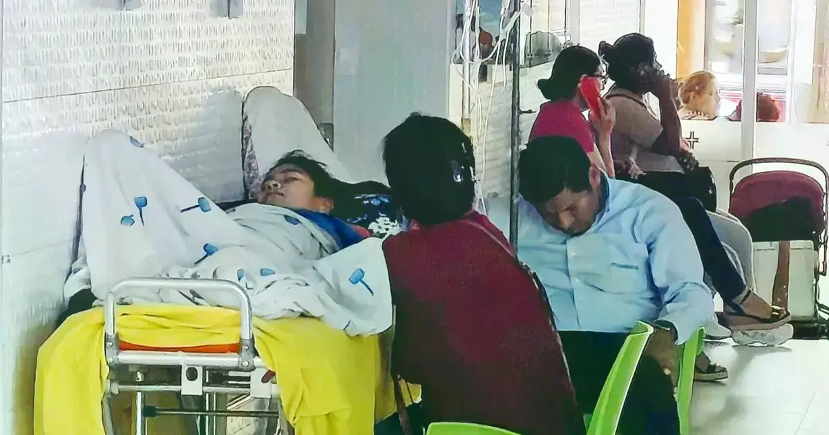 Los pacientes son asistidos en los pasillos.