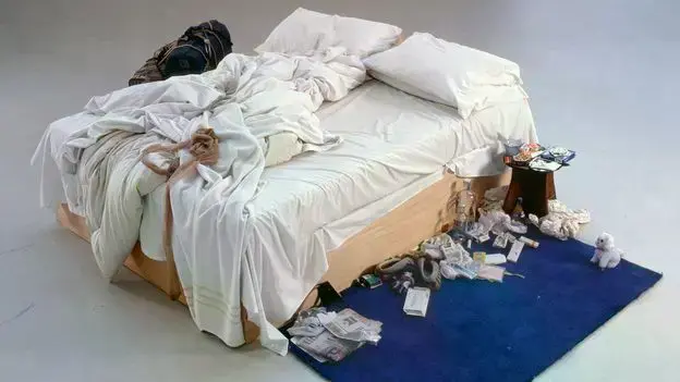 La obra "My Bed" (1998) de Tracey Emin recrea el caos de una depresión post-ruptura.