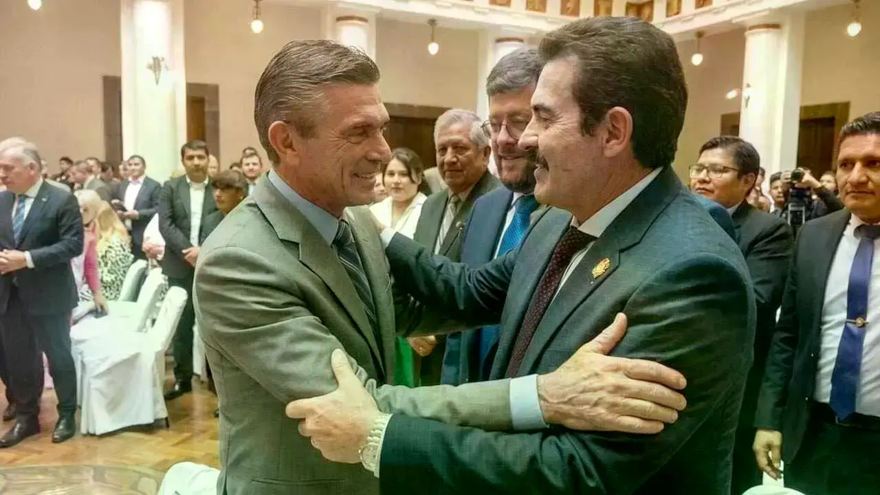 Presidente Rodrigo Paz, alcalde Manfred Reyes Villa y empresario Samuel Doria Medina en el Palacio Quemado.