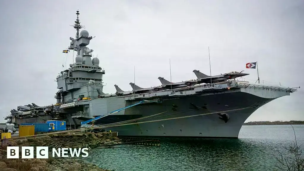 El portaaviones francés Charles de Gaulle atracado en el puerto de Malmö, Suecia.