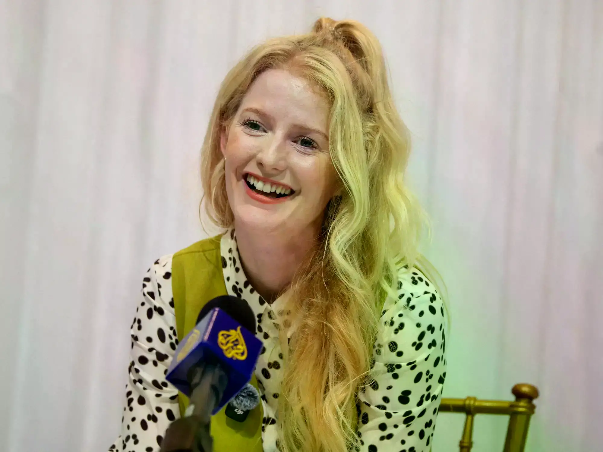 Hannah Spencer abraza al líder del partido Verde Zack Polanski.