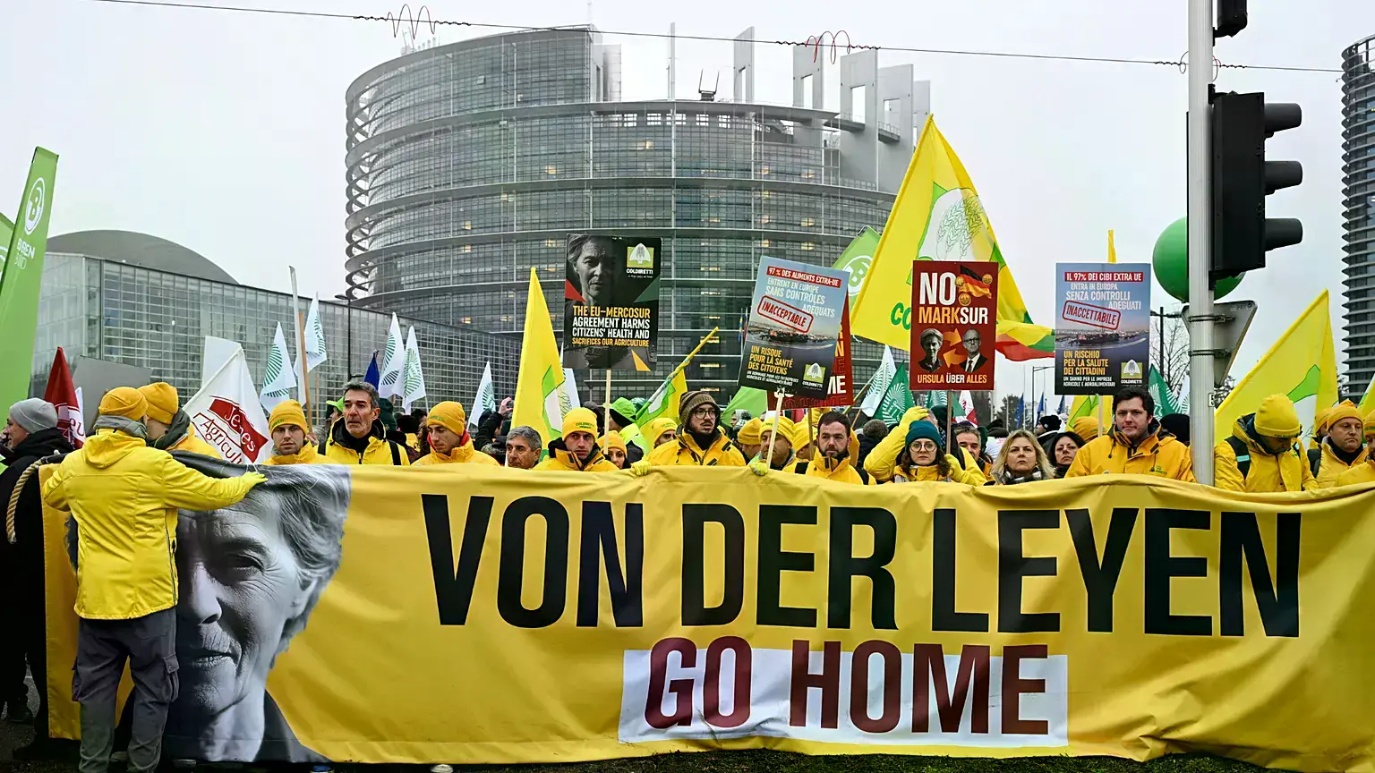 Protesta de agricultores ante una pancarta de Ursula von der Leyen en Francia.