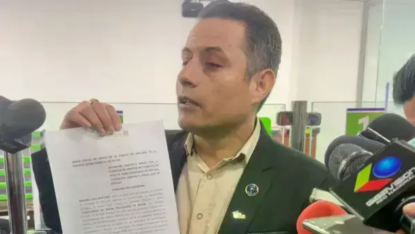 Edmand Lara presentando una anterior denuncia en la Fiscalía.
