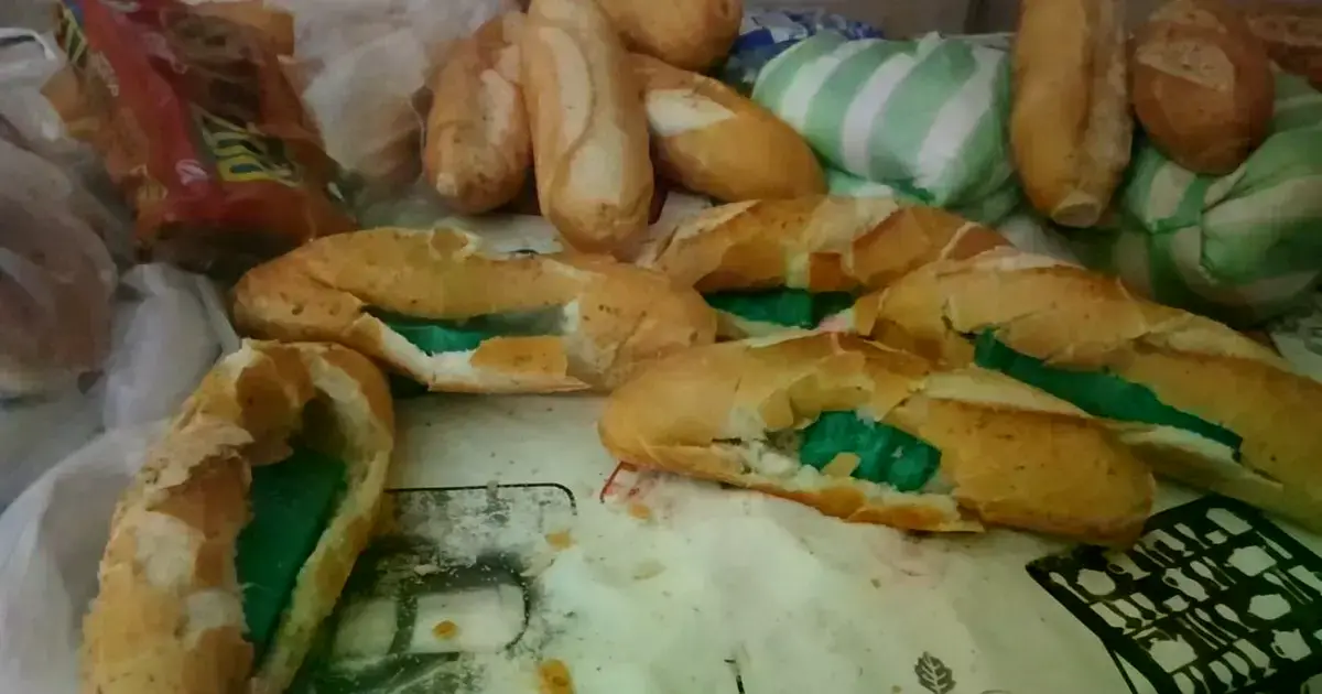 Los cargadores del arma se encontraban escondidos dentro de unos panes.