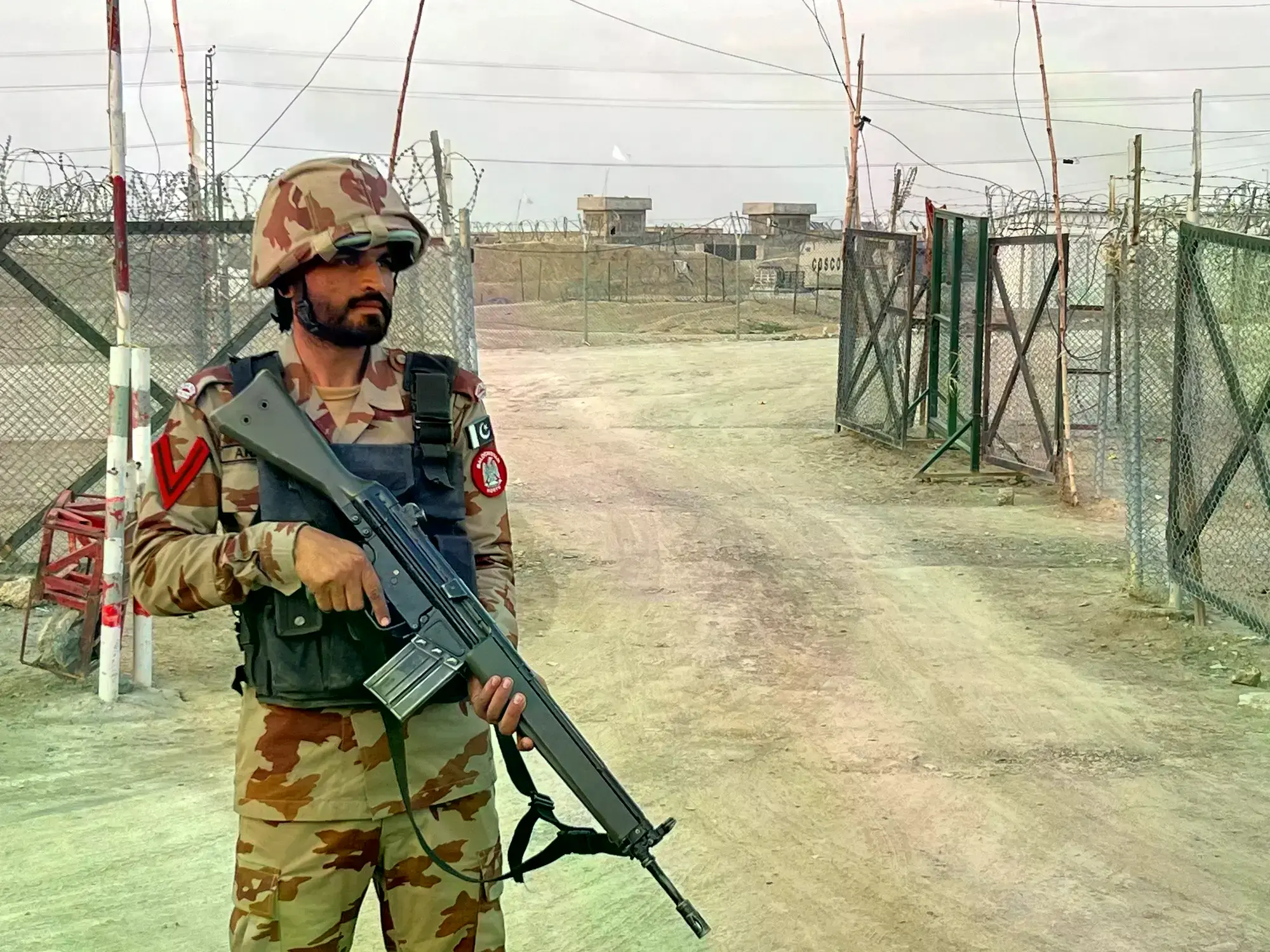 Controles policiales en Islamabad tras el estallido del conflicto.