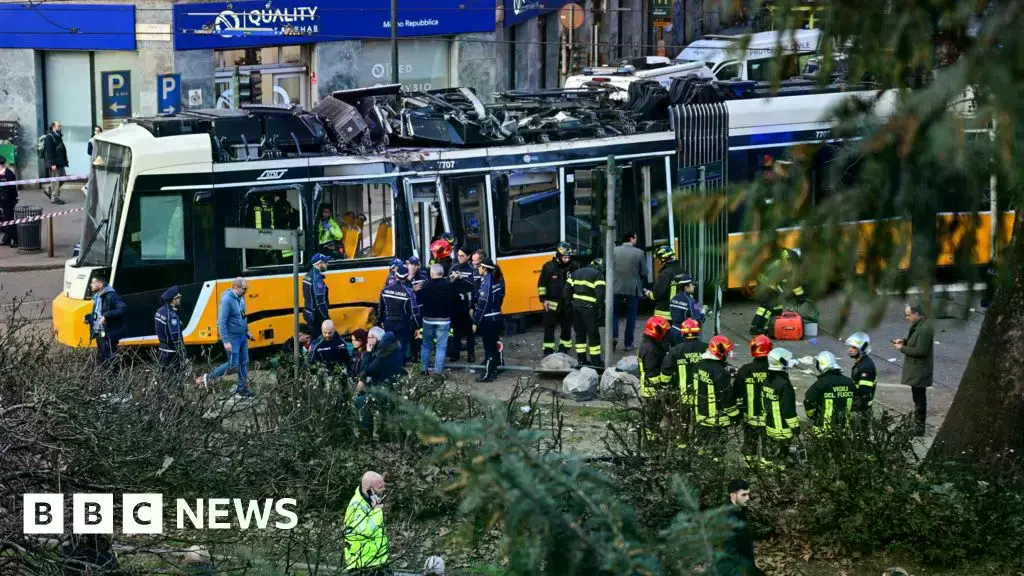 El tranvía descarrilado tras chocar contra la fachada de un edificio.