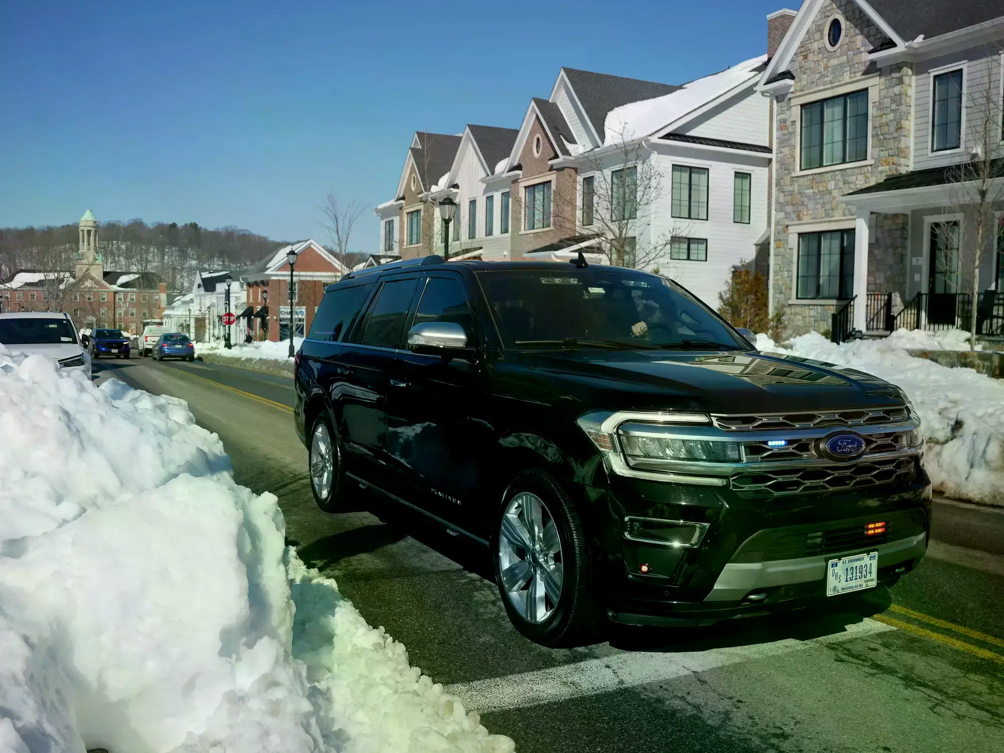 Una caravana conduce a Bill Clinton a testificar por el caso Epstein.