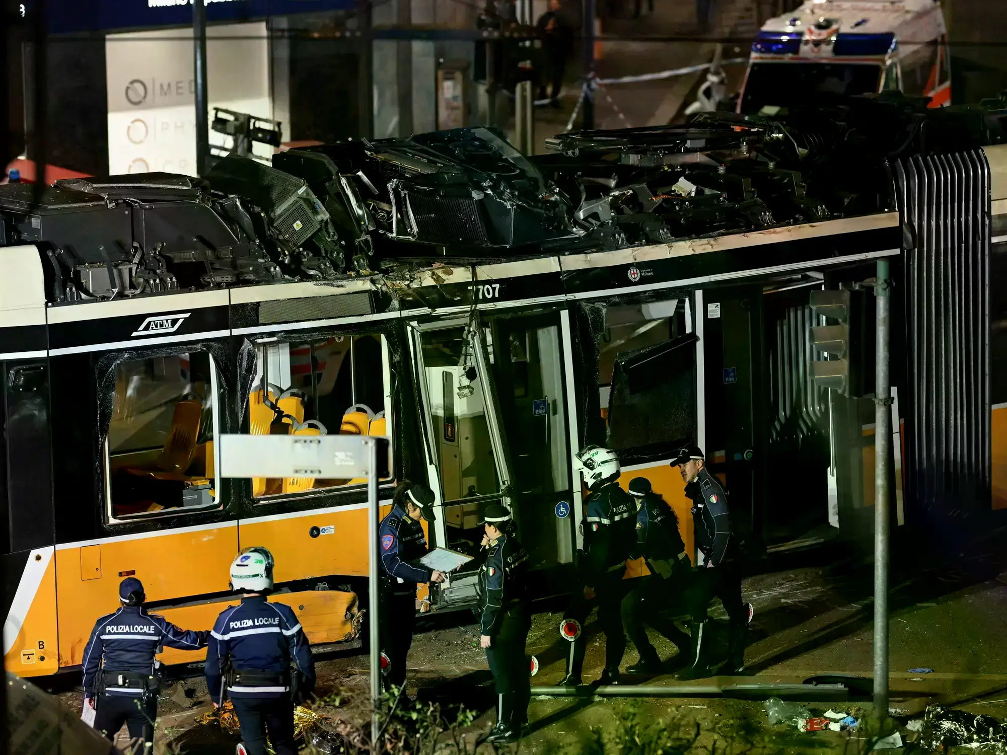 Operativo de rescate en el lugar del accidente del tranvía.