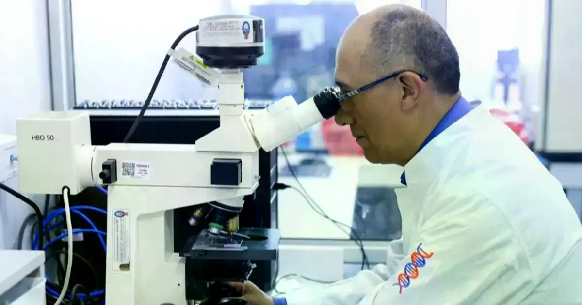 Una integrante de un equipo médico de investigadores trabaja en un laboratorio