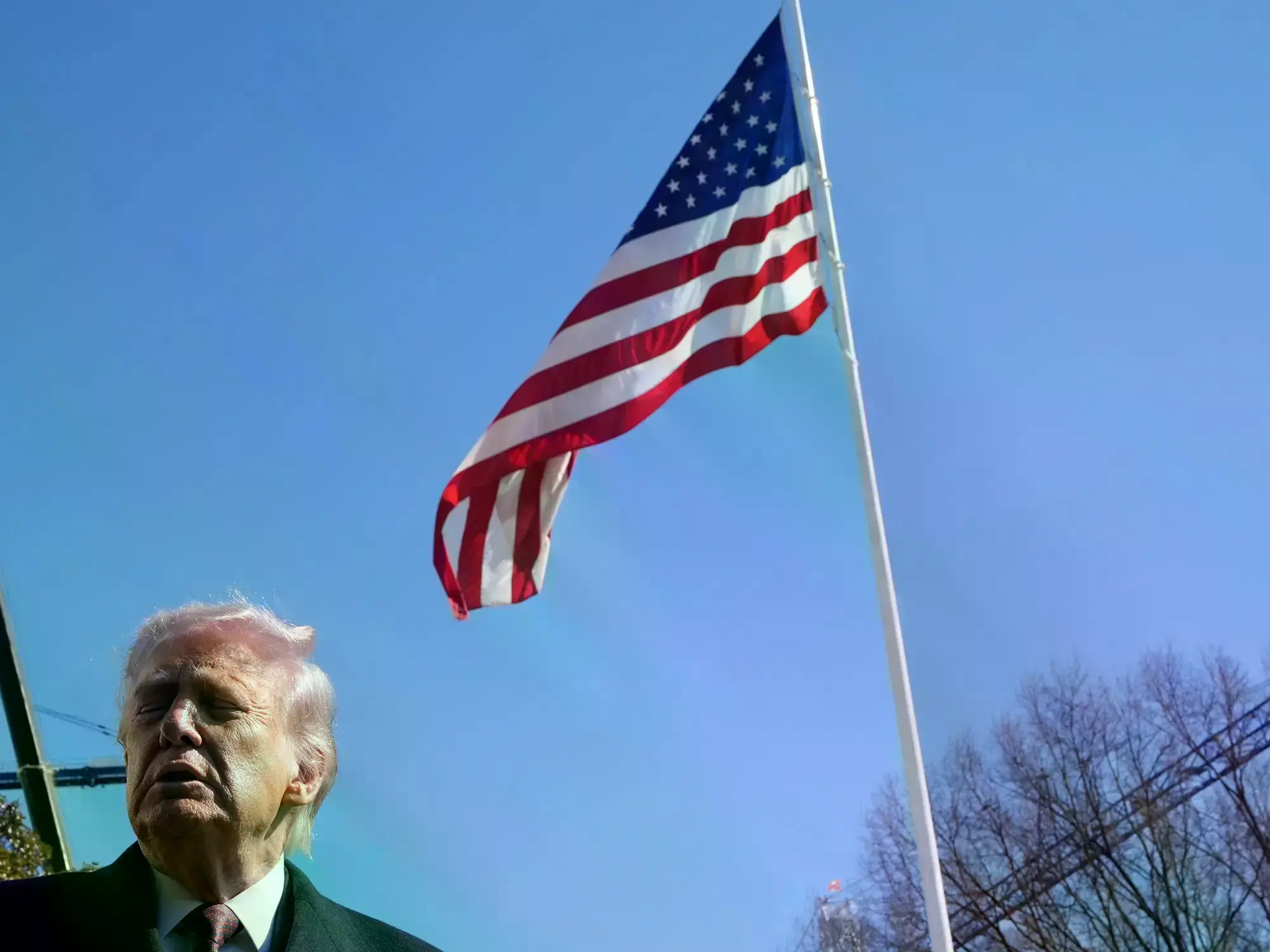Donald Trump habla con la prensa en los jardines de la Casa Blanca.