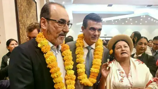 El presidente de la CAF, Sergio Díaz-Granados, y el presidente de Bolivia, Rodrigo Paz, durante un acto en Tarija.
