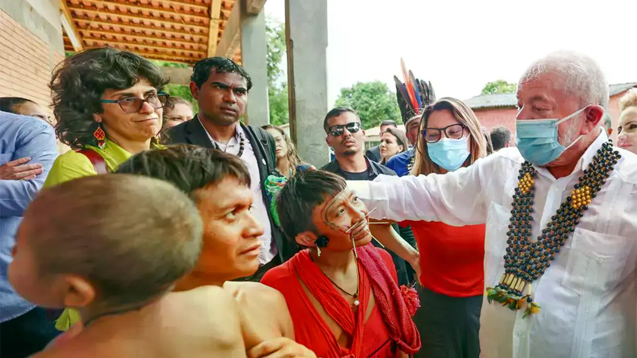 Un niño yanomami con desnutrición durante la visita del presidente Lula a Roraima.
