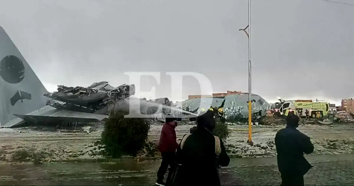 El avión Hércules C-130 destruido tras salirse de la pista.