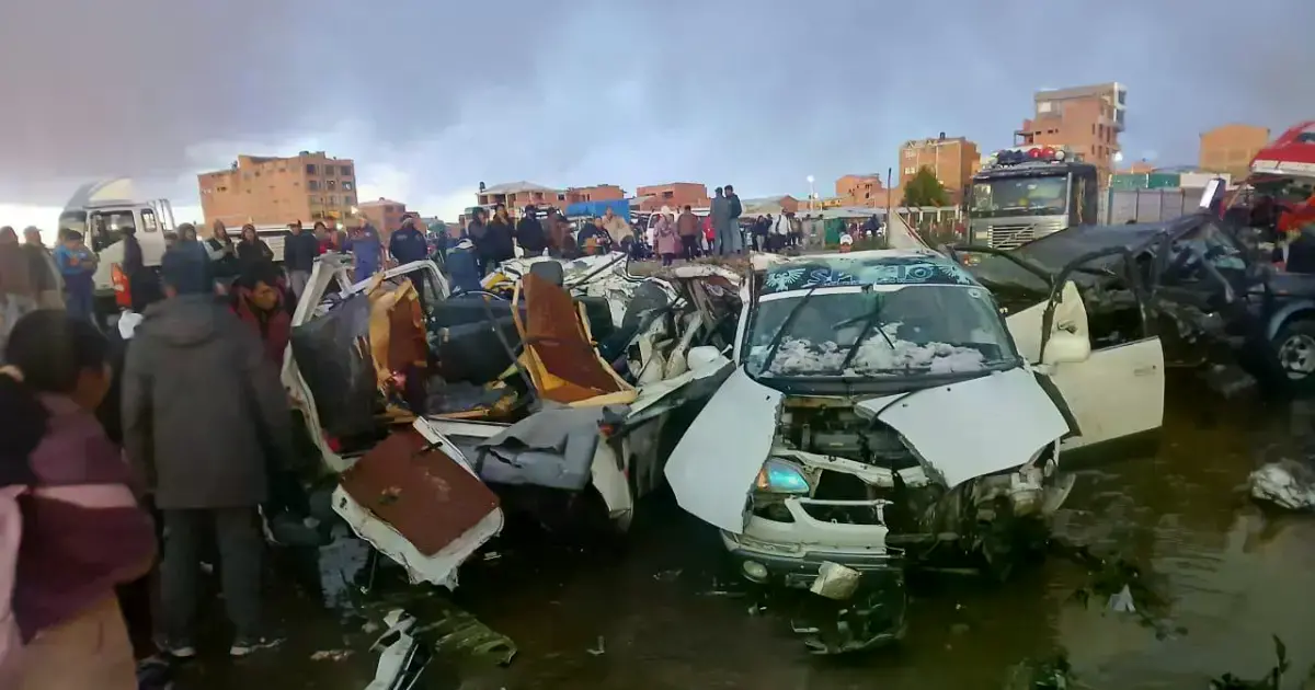 Vehículos destruidos tras el accidente aéreo en la avenida Bolivia de El Alto.