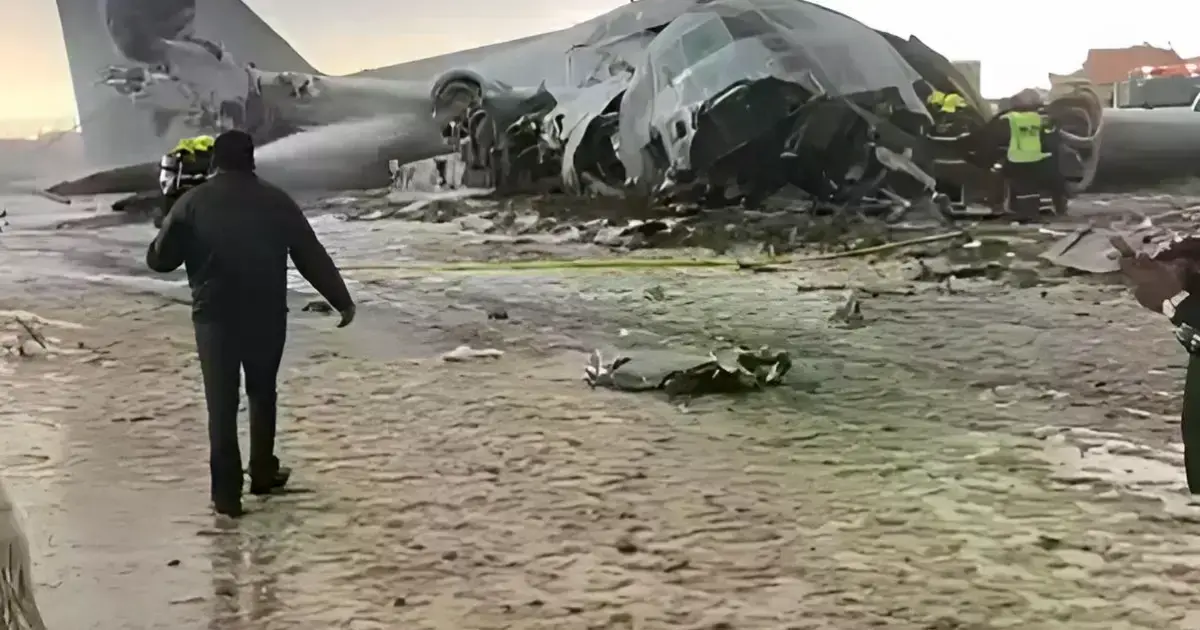 Avión militar accidentado en el aeropuerto de El Alto.