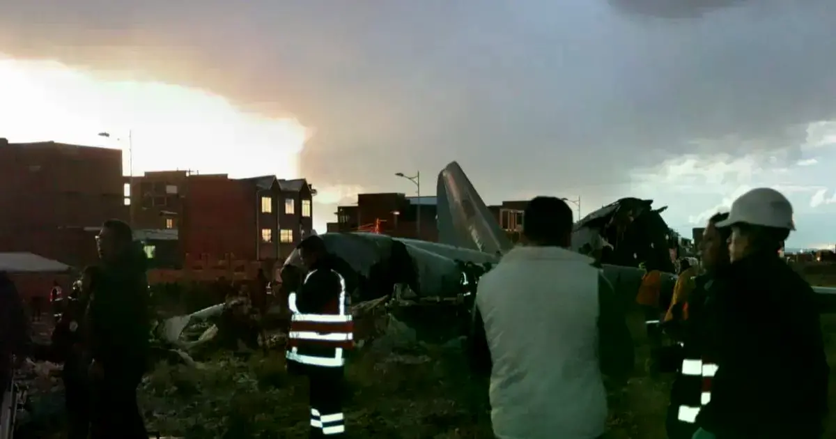 Agentes policiales y bomberos en la zona del siniestro